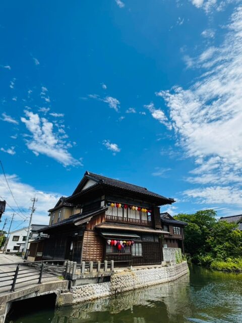 *
なめりかわランタンまつりwithベトナム航空2025
１日目にご来場いただいた皆さま、
本当にありがとうございました

明日は雨予報のため廣野家の展示は中止の予定です⁡が
瀬羽町通りには⁡その日、その時間にしか
見られない表情がございますので
引き続き楽しんでいただけましたら幸いです

２日目もどうぞよろしくお願いいたします⁡
⁡⁡
⁡⁡⁡⁡⁡⁡⁡⁡⁡#ランタンまつり⁡
⁡#なめりかわベトナムランタンまつり⁡⁡
⁡#なめりかわランタンまつりwithベトナム航空2025
⁡#滑川市 #ベトナム航空