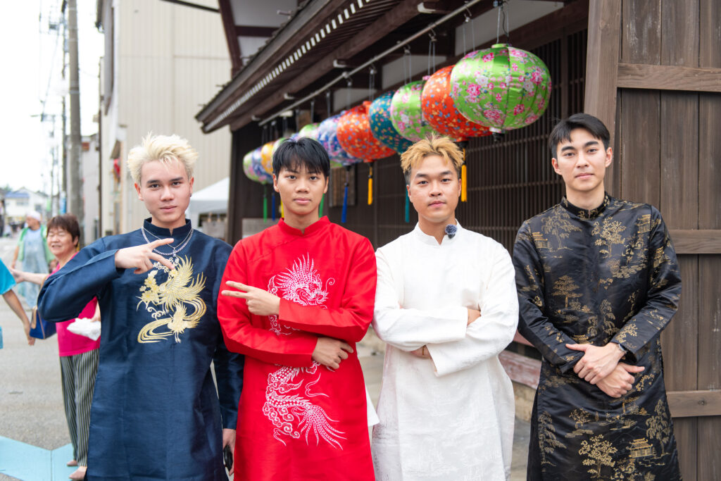 町並みを歩くアオザイ姿の参加者