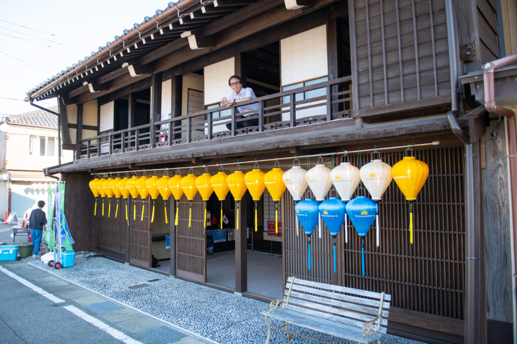 建物を飾る提灯