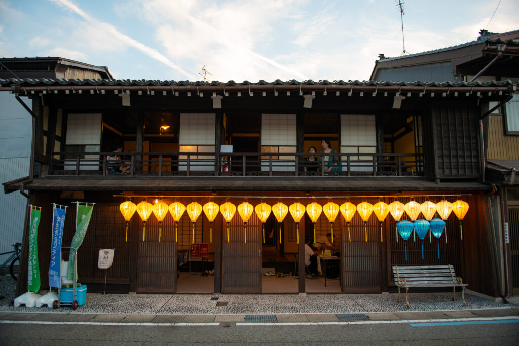 ランタンに照らされた町家