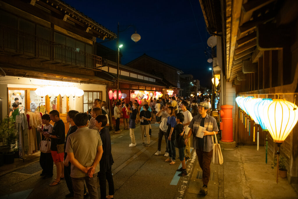 夜の会場を歩く来場者